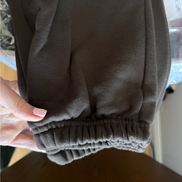 Alo Yoga Accolade Jogger Sweatpant | Espresso | Size S | NWT unisex - Picture 8 of 11